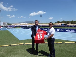 Bernabé Cano, alcalde de La Nucía, ha regalado una camiseta del CF La Nucía con el nombre del presidente del Levante UD
