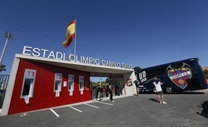 Llegada del autobús del Levante UD al Estadi Olímpi Camilo Cano