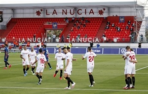 Los jugadores del Sevilla CF celebrando el gol de De Jong