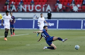 Borja Mayoral no llega por poco en una jugada del Levante