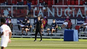 Julen Lopetegui, entrenador del Sevilla, dirigiendo desde la banda