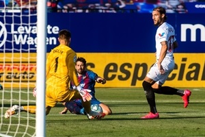 Ocasión del Levante que desbarata el portero del Sevilla Vaclik