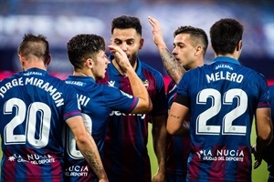 Los jugadores del Levante celebrando el gol con el logo de "La Nucía, Ciudad del Deporte" en sus camisetas