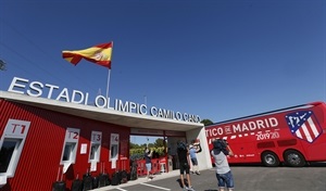 Llegada del autobús del Atlético de Madrid al estadio nuciero