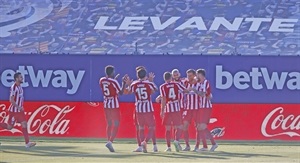 Celebración del gol por los jugadores del Atlético de Madrid
