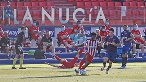 Thomas conduciendo el balón en el centro del campo