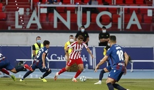 Morata conduciendo el balón frente la defensa granota en el Estadi Olímpic de La Nucía