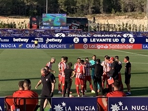 Pausa de hidratación durante el encuentro