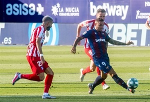 Roger delantero del Levante, encarando a la defensa colchonera