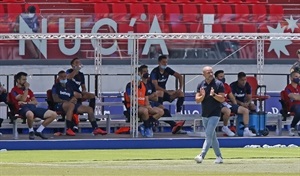Paco López, entrenador del Levante, aplaude a sus jugadores