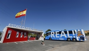 Llegada del autobús de la Real Sociead al Estadi Olímpic de La Nucía