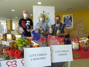 Beatriz Pérez-Hickman, concejala de Bienestar Social, junto a los técnicos de Bienestar Social en el reparto de los lotes de comida