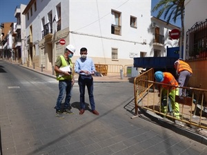 Alex Ichazo, jefe de obras y Miguel Ángel Ivorra, concejal de Urbanismo en l'avinguda Església, cerrada por obras