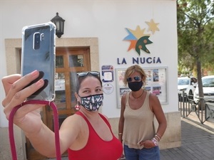 La bloguera viajera "Con los Niños en la Mochila" haciendo una storie en Instagram junto a María Jesús Jumilla, concejala de Turismo
