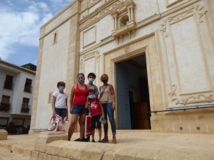 Mª Jesús Jumilla, concejala de Turismo, acompañó a la familia bloguera durante su visita al casco antiguo de La Nucía