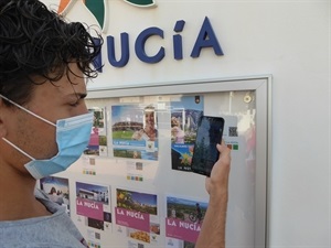 Descarga de los folletos turísticos con los códigos "QR" en la Tourist Info de La Nucía