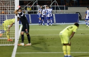 Los jugadores del Getafe decepcionados tras el gol del Levante