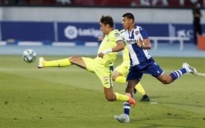 Jaime Mata remata en uno de los goles anulados del encuentro