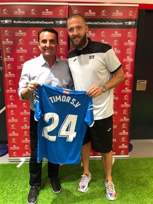 Timor, jugador del Getafe y ex jugador del CF La Nucía, junto a Bernabé Cano, alcalde de La Nucía