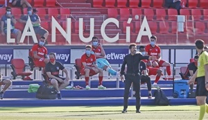 Diego Pablo Simeone dirigiendo a su equipo desde el banquillo del estadio nuciero