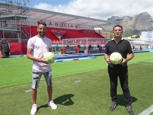 El jugador chilena Isla y Bernabé Cano, alcalde de La Nucía, en el Estadi Olímpic Camilo Cano