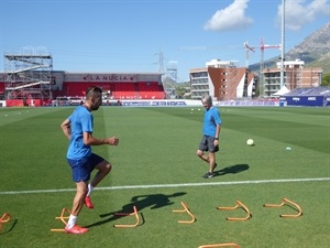 Mauricio Isla entrenando bajo las órdenes de su preparador Miguel Gandía