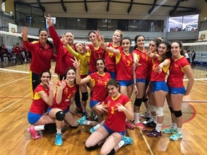 Alejandra Riera celebrando la medalla de bronce en el Mundial sub 15 Escolar de Voleibol en Croacia