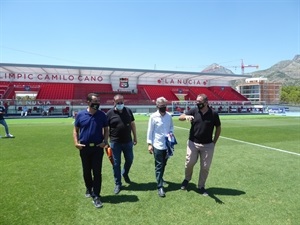 Reconociendo el estado de césped de "Primera División " del Estadi Olímpic