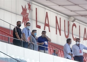 En la grada Toni Francés y Bernabé Cano, alcalde de La Nucía