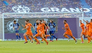 Los jugadores del Atzeneta celebrando el gol de Fran Chico