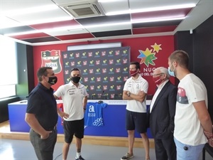 Los tres pilotaris hablando con Pep Catalunya, pte Fudnació Dpilota y Bernabé Cano, diputado Deportes