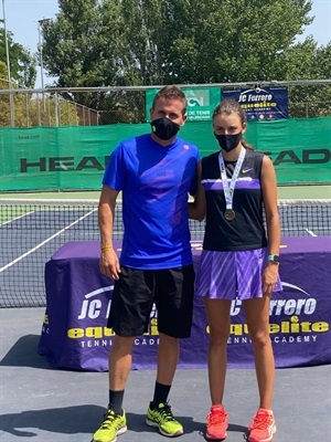 Lucía Llinares Domingo junto a su entrenador Richard Escudero tras lograr el Campeonato Autonómico Junior de Tenis