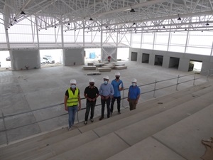 Los concejales Miguel A. Ivorra y Serafín López y el director facultativo y el jefe de la obra junto a Bernabé Cano, alcalde de La Nucía