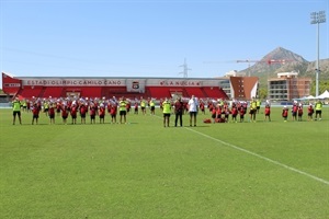 Los participantes esta mañana en el Estadi Olímpic junto a Vicente Cortés, coordinador del campus, Sergio Villalba, concejal de deportes y Bernabé Cano, alcalde de La Nucía