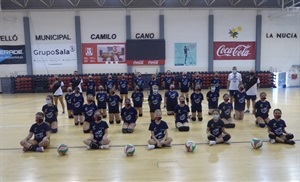 Marcelo Mussi, dtor. del Campus y Sergio Villalba, concejal de Deportes junto a las participantes del Campus de Voleibol y los entrenadores