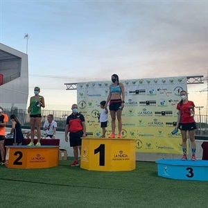 El Podio femenino de este Cross de verano de La Nucía tuvo como ganadora a