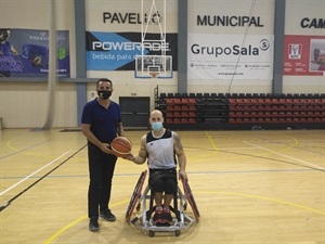 El deportista paralimpico David Mouriz junto a Bernabé Cano, alcalde de La Nucía