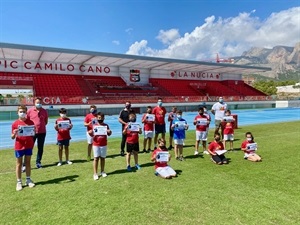 Tras la entrega de diplomas los 17 participantes del Campus conocieron la pista de atletismo del Estadi Olímpic