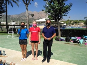 La sincro nuciera Natalie Baker y la entrenadora del Club Sincro La Nucía, Antía Arias junto a Bernabé Cano, alcalde de La Nucía