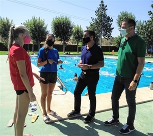 Natalie Baker junto a Antía Arias explican su experiencia en la selección nacional a Sergio Villalba, concejal de Deportes y Bernabé Cano, alcalde de La Nucía