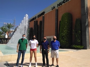 Alejandra Riera junto a Marcelo Mussi, dtor. técnico del Club Voleibol La Nucía, Sergio Villalba, concejal de Deportes y Bernabé Cano, alcalde de La Nucía