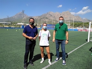 Alba Santamaría, jugadora de fútbol profesional junto a Sergio Villalba, concejal de Deportes y Bernabé Cano, alcalde de La Nucía