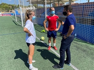 Alba Santamaría junto a su hermano Adrián y Bernabé Cano, alcalde de La Nucía