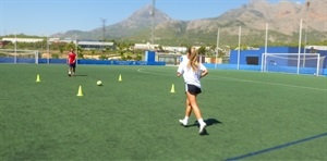 Desde muy pequeña Alba Santamaría mostró su pasión por el fútbol y lo hizo jugando en las categorías inferiores del CF La Nucía