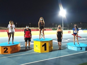 El podium de salto con pértiga femenino junto al atleta y entrenador Grigory Yegorov y la concejala Jessica Gommans