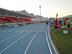 Los atletas locales compitieron por primera vez en la pista de atletismo