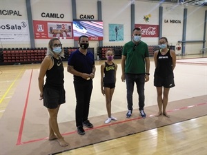 La gimnasta María Victoria Morillas junto a las entrenadoras Ivka Ivanova y Tsvetelina Mineva, Sergio Villalba, concejal de deportes y Bernabé Cano, alcalde de La Nucía