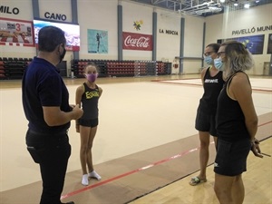 Bernabé Cano, alcalde de La Nucía junto a las entrenadoras Ivka Ivanova y Tsvetelina Mineva y María Victoria Morillas