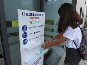Una alumna del IES La Nucía poniéndose gel hidroalcohólico