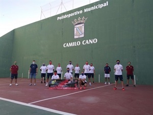 Vicent Molines, seleccionador de Pilota Valenciana y Marcos Naya, segundo entrenador junto a los jugadores convocados y Sergio Villalba, concejal de Deportes de La Nucía